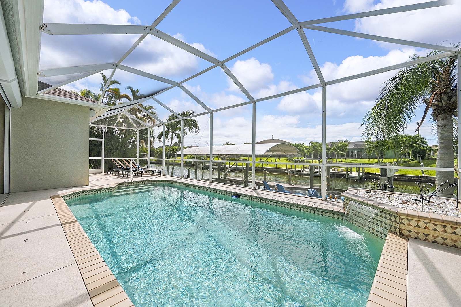 Large Terrasse with Water Feature and Southern Exposure Pool