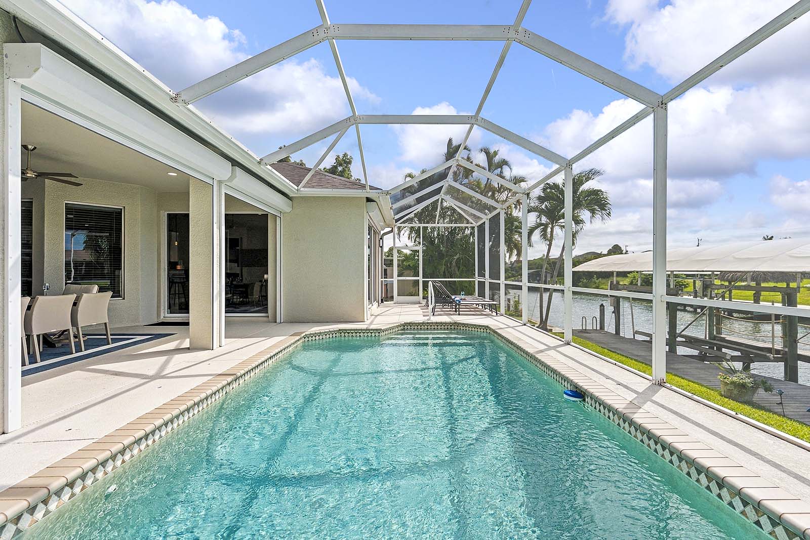 Large Terrasse with lots of Options to Spread Out