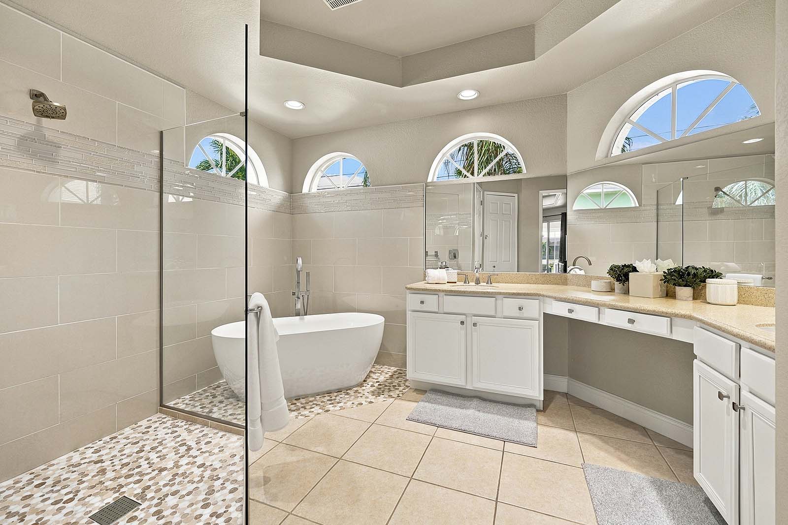 En-Suite Badezimmer with Dual Sinks as well as Walk in Shower and Garten Tub