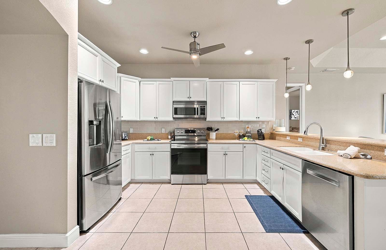 Cooking Anyone? This Küche is Large and Open to the Family Room