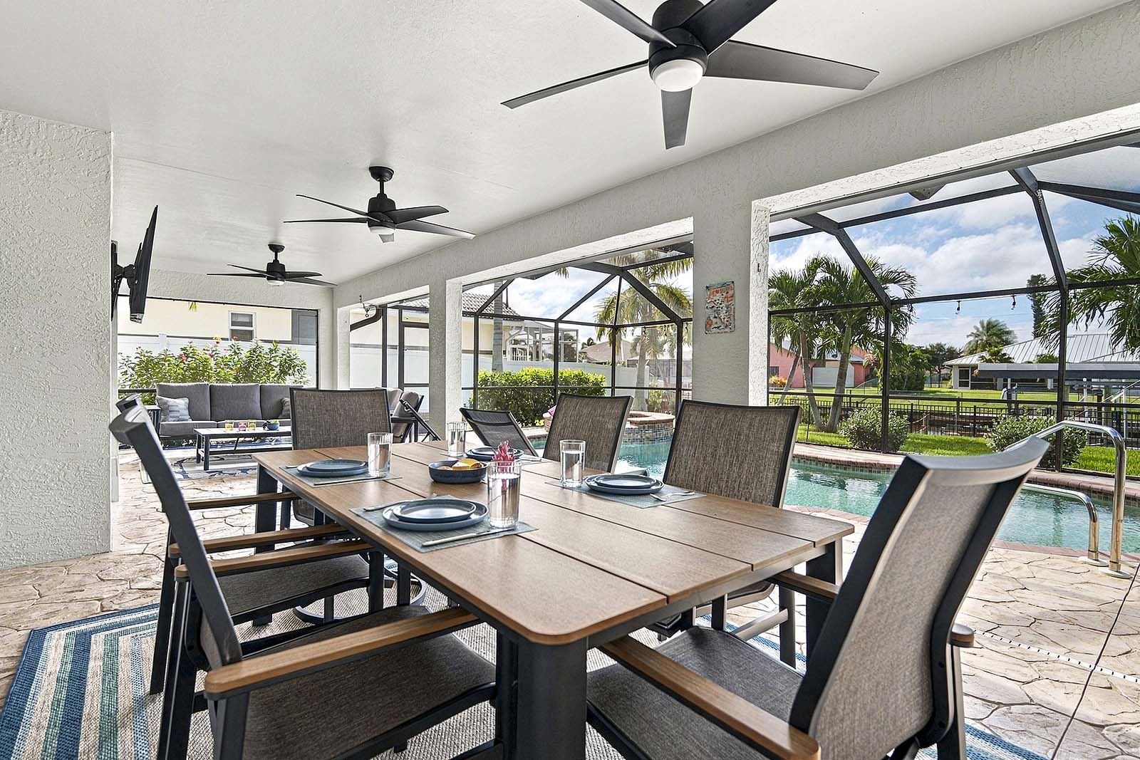 Enjoy Meals under the Covered Überdachte Terrasse with Amazing Aussichts