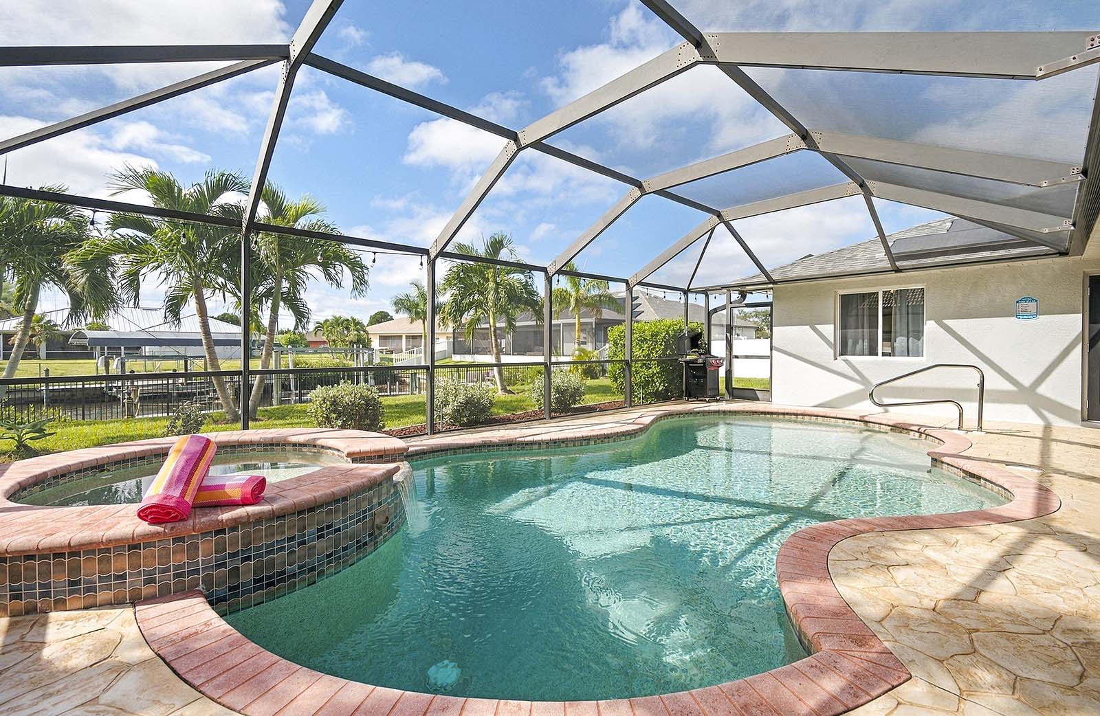 Southern Facing Pool with Shallow Eingang and Deep End