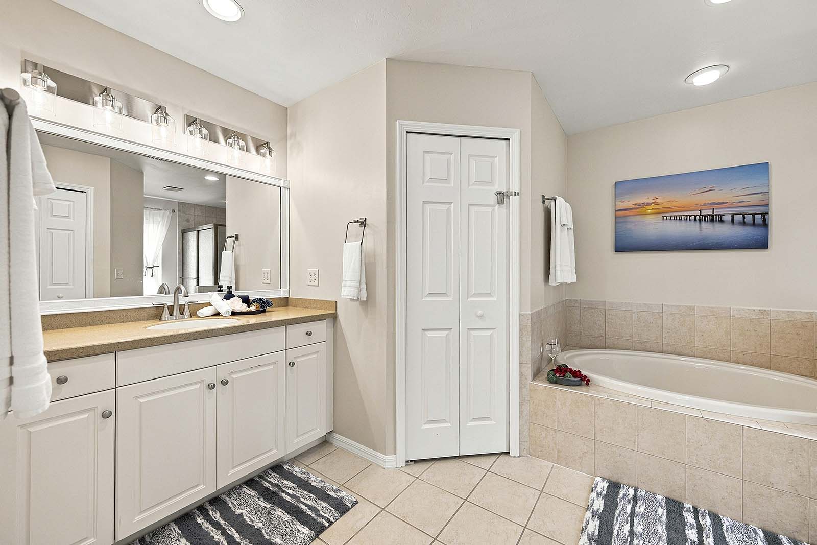 Main En-Suite Badezimmer with Garten Tub and His and Hers Sinks