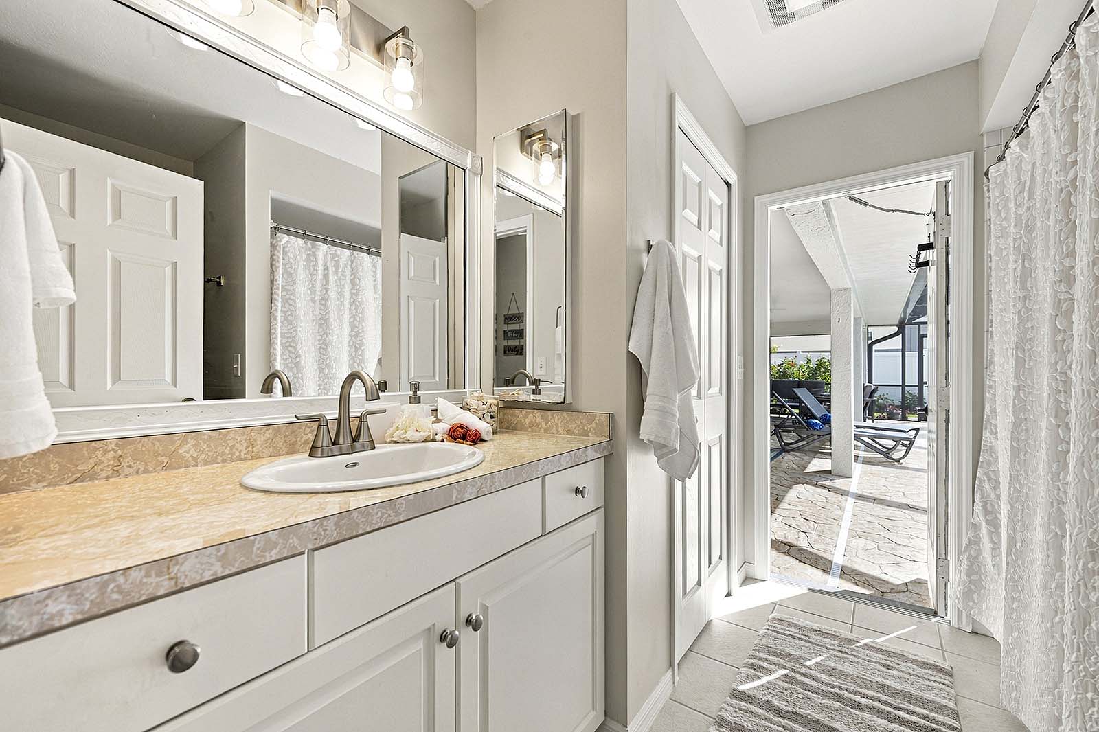 Flur/Pool Badezimmer with Sink and Shower/Tub Combo