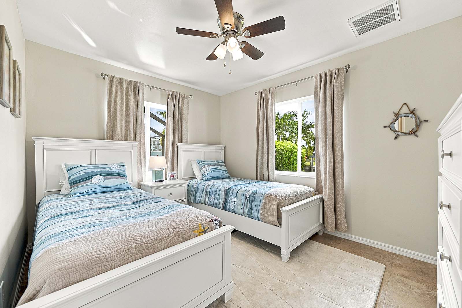 Twin Schlafzimmer with Garten Aussicht and Pool Aussicht