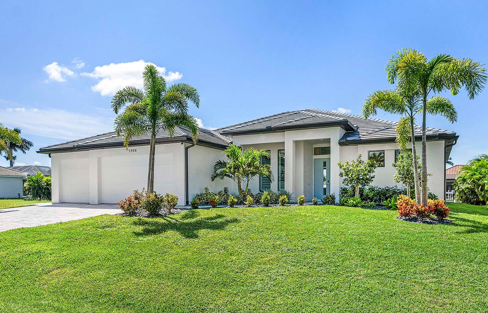 Außenansicht am Kanal mit Pool, Spa und Sonnenliegen.