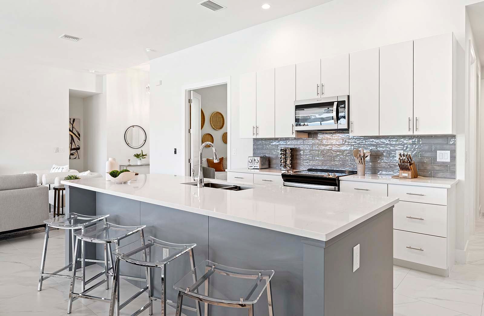 Salzwasser-Pool mit Whirlpool und Sonnenliegen auf der Lanai.