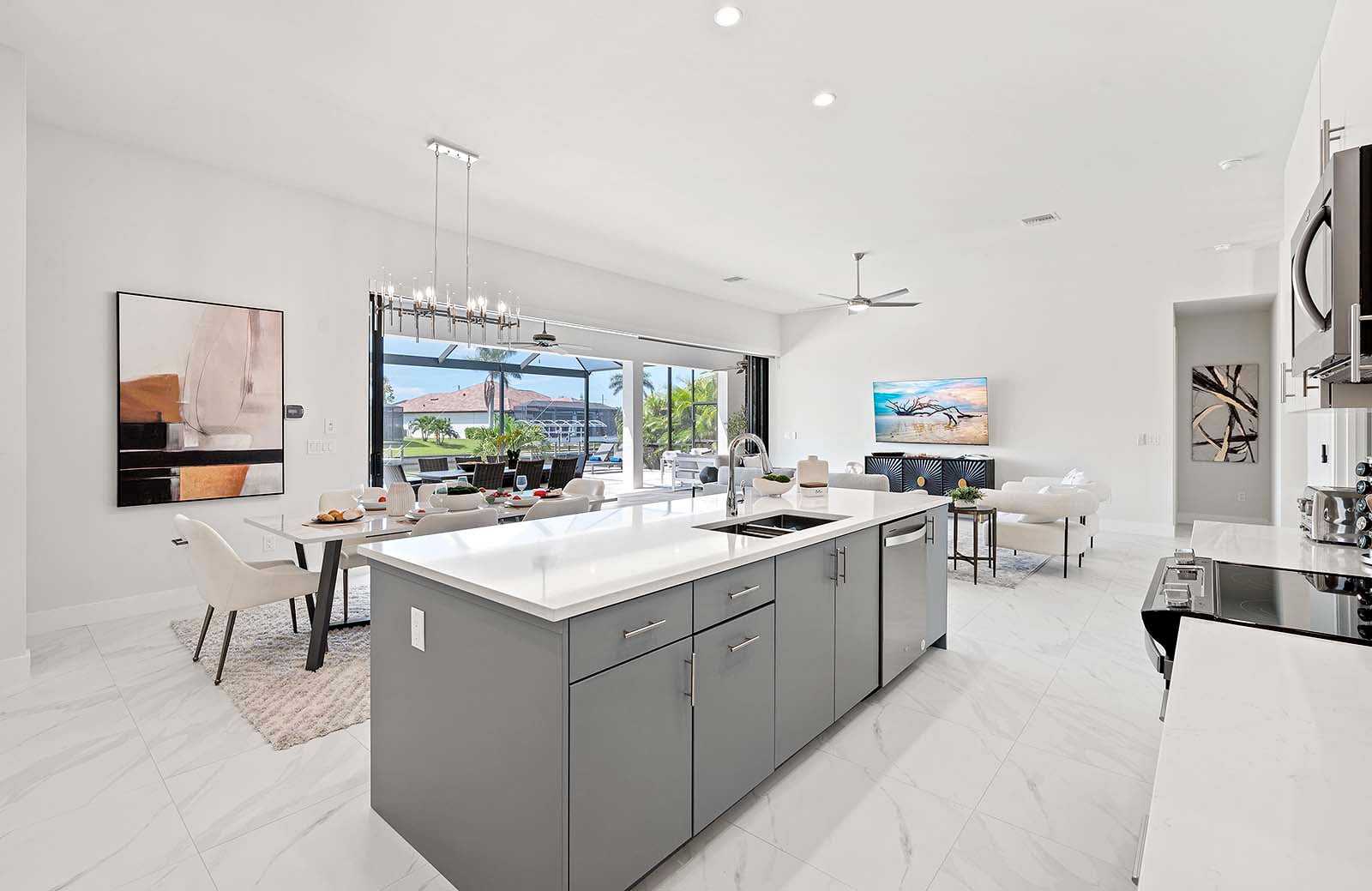 Sonnige Poolterrasse mit Salzwasser-Pool, Spa und Blick auf den Kanal.