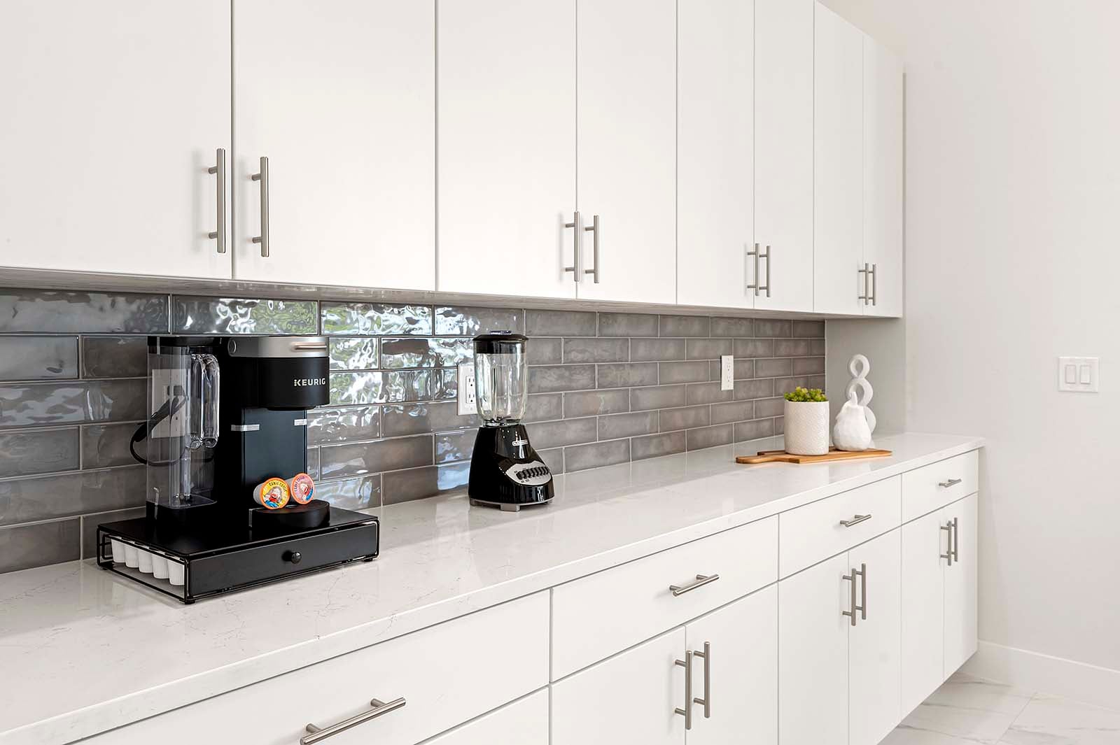 Salzwasser-Pool mit Spa und Sonnenliegen auf der Lanai mit Blick auf den Kanal.