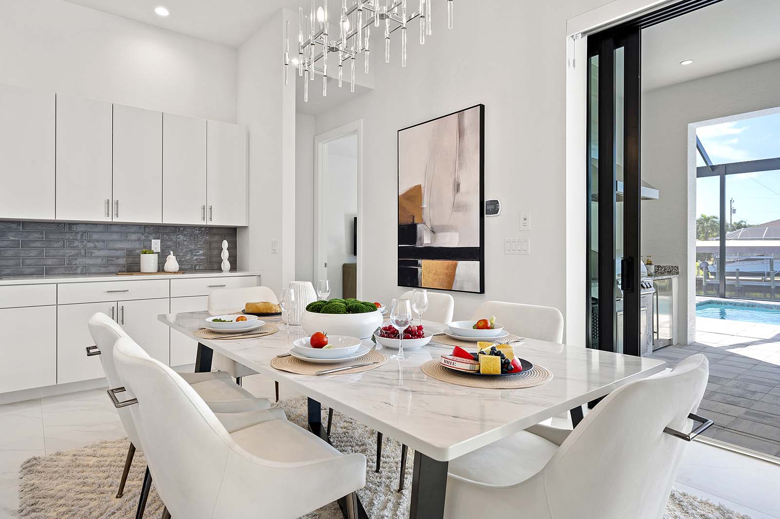 Salzwasser-Pool mit Spa und Sonnenliegen auf der Lanai mit Blick auf den Kanal.