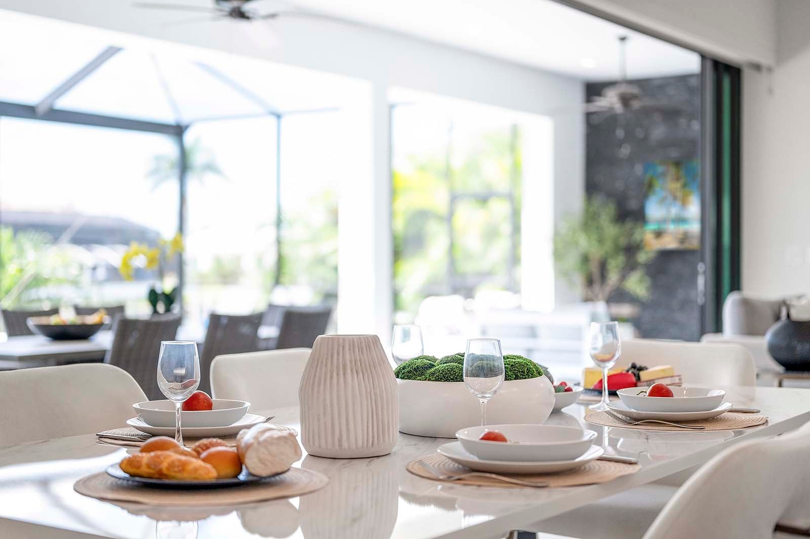 Salzwasser-Pool mit Spa und Sonnenliegen auf der Lanai am Kanal.