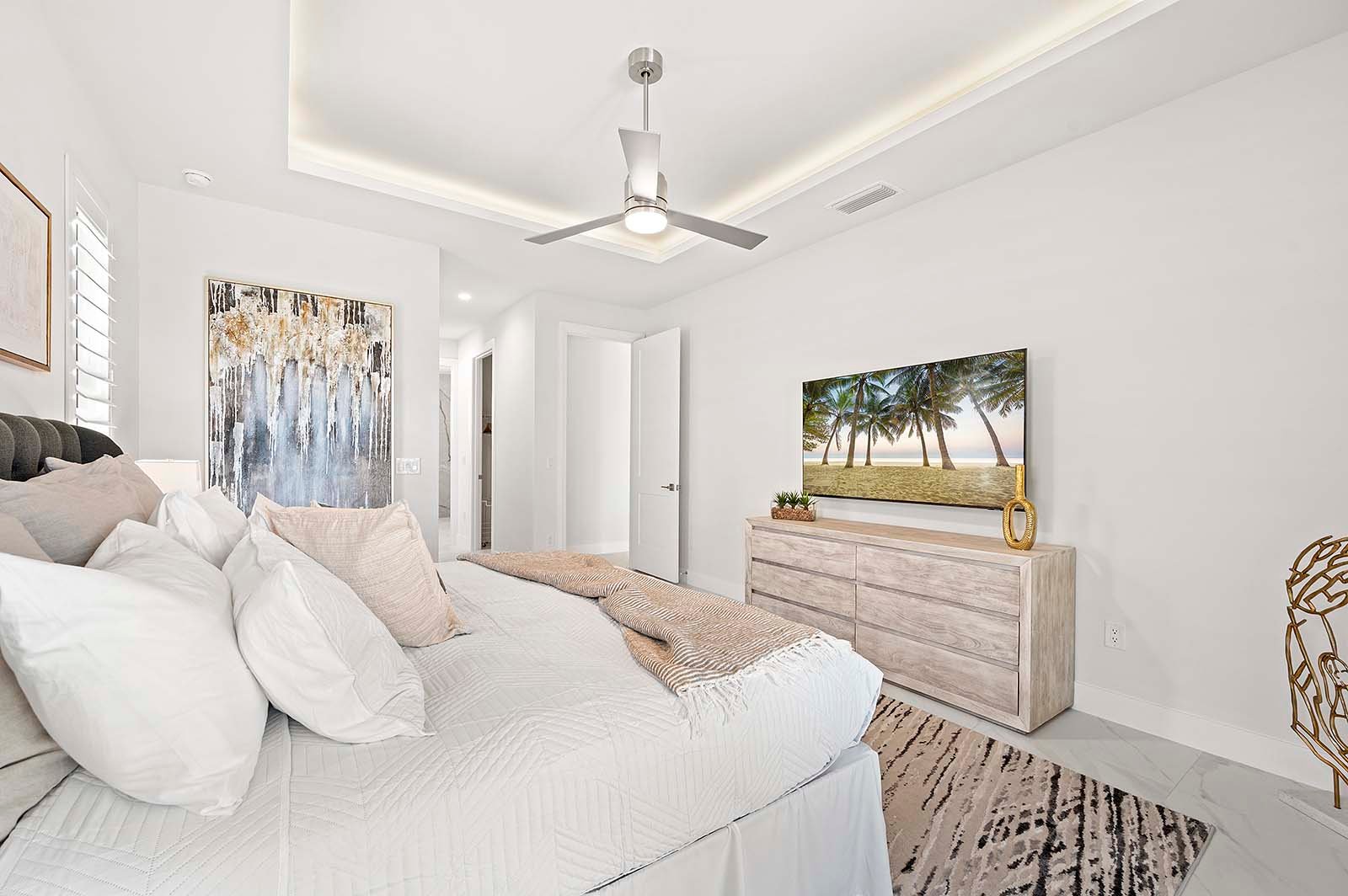 Sonnige Poolterrasse mit Salzwasser-Pool, Spa und Blick auf den Kanal.