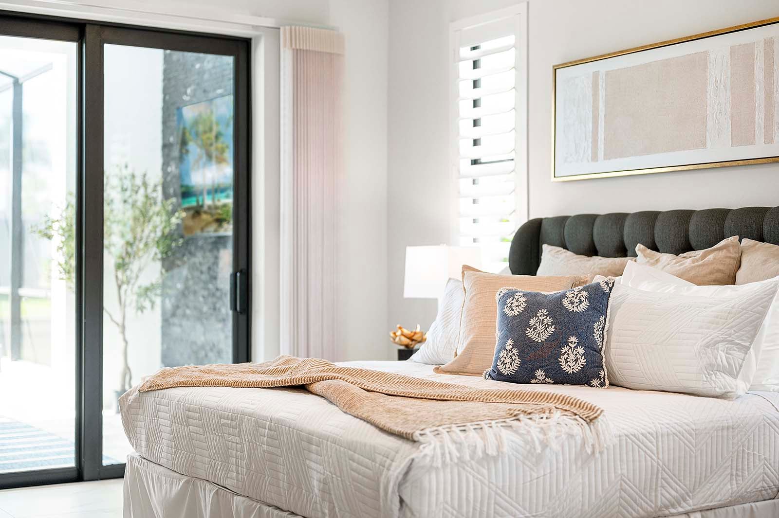 Salzwasser-Pool mit Spa auf der sonnigen Lanai am Kanal.