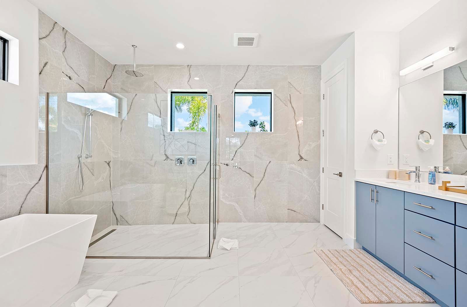 Salzwasser-Pool mit Whirlpool und Sonnenliegen auf der Lanai.