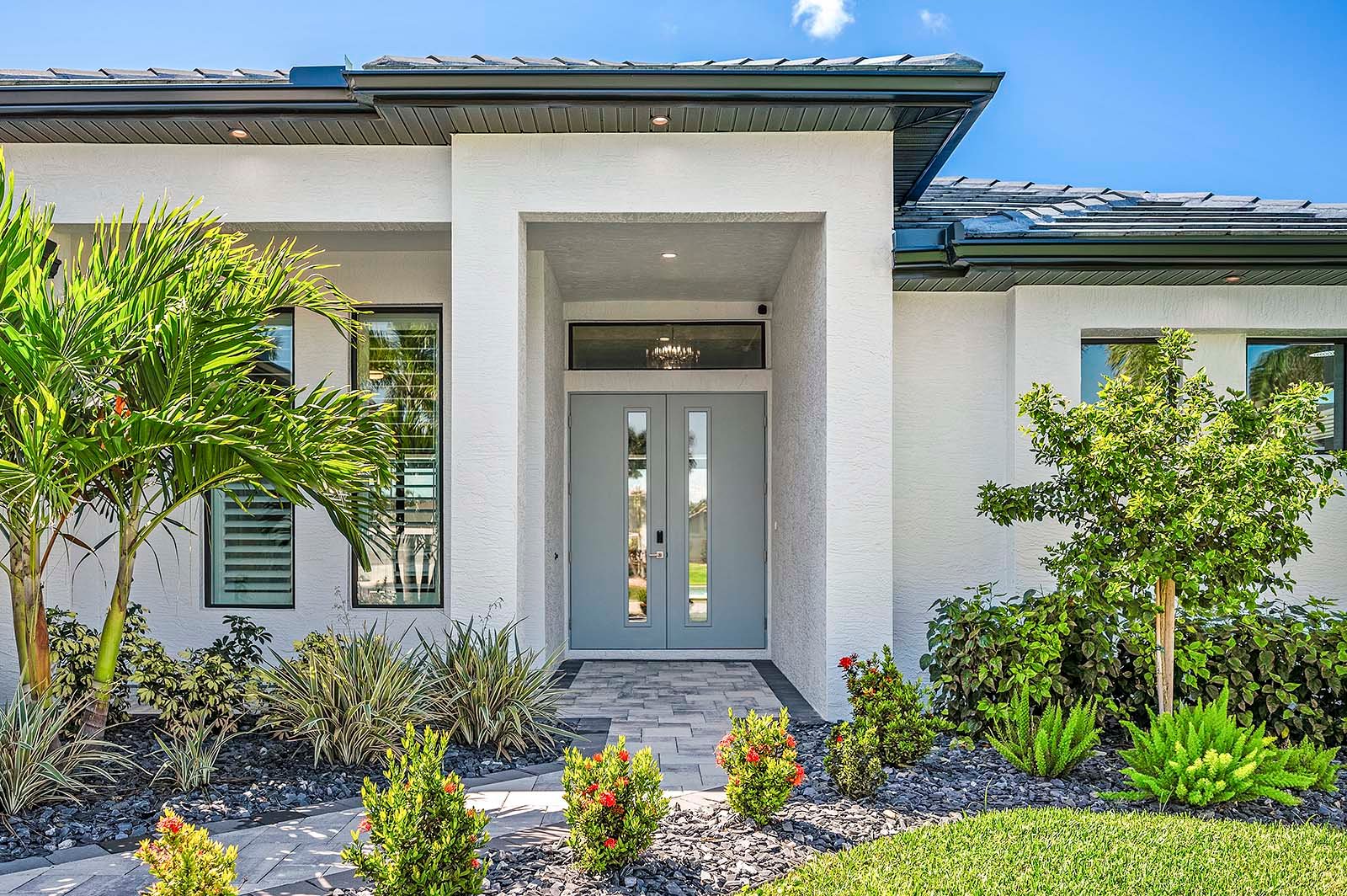 Sonnige Poolterrasse am Kanal mit Salzwasser-Pool, Spa und Liegen.