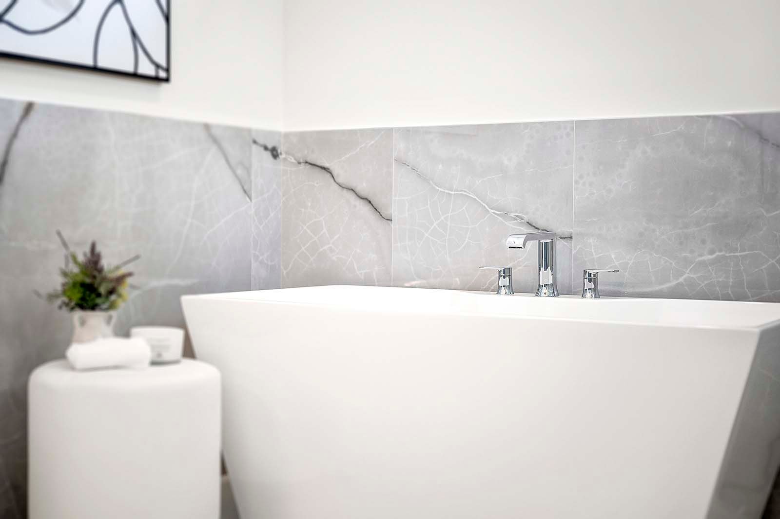 Salzwasser-Pool mit Spa und Sonnenliegen auf der Lanai am Kanal.