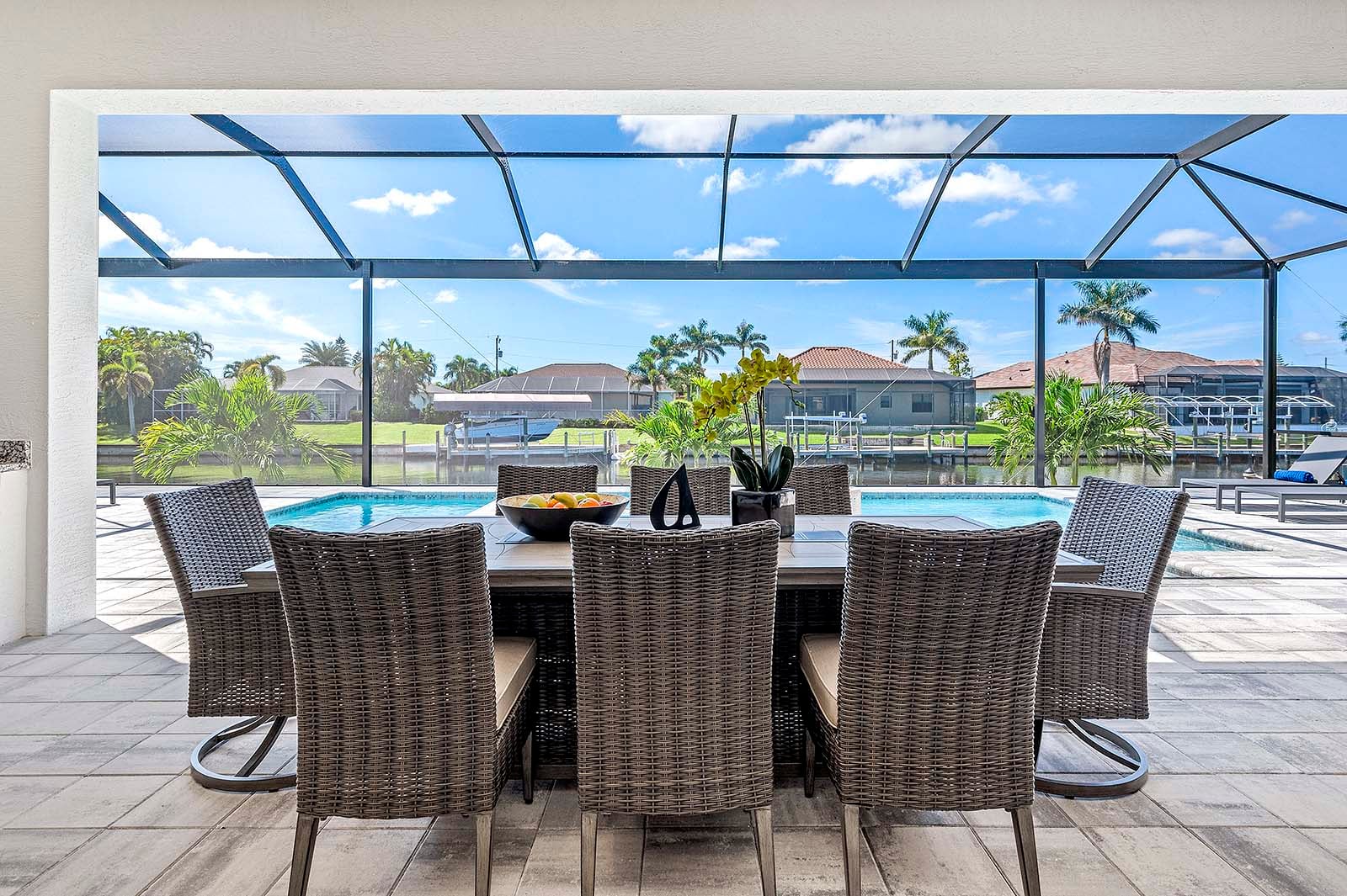 Salzwasser-Pool mit Spa und Sonnenliegen auf der Lanai am Kanal.