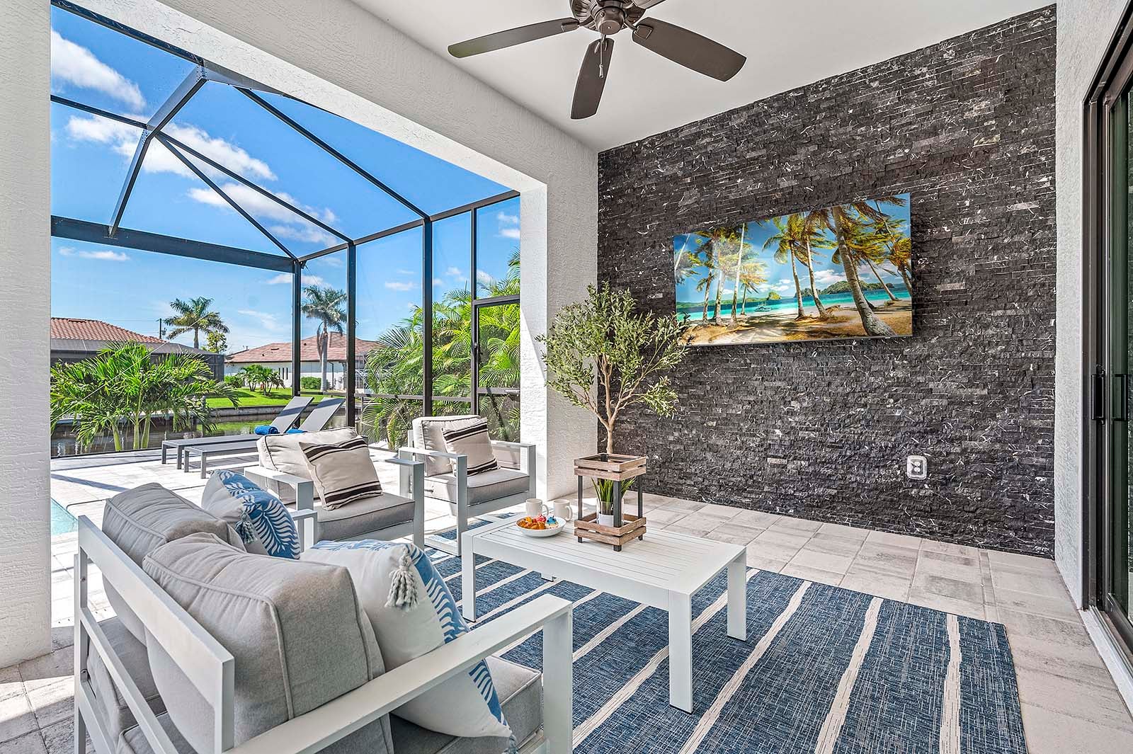 Salzwasser-Pool mit Whirlpool und Sonnenliegen auf der Lanai am Kanal.