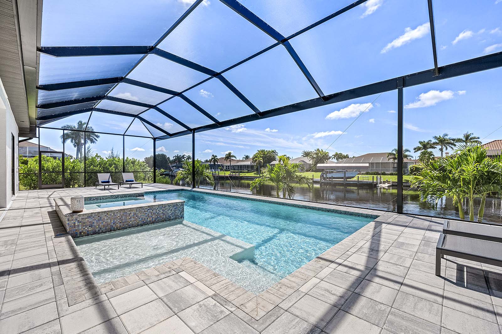 Pool- und Spa-Bereich auf der Lanai mit Blick auf den Kanal.