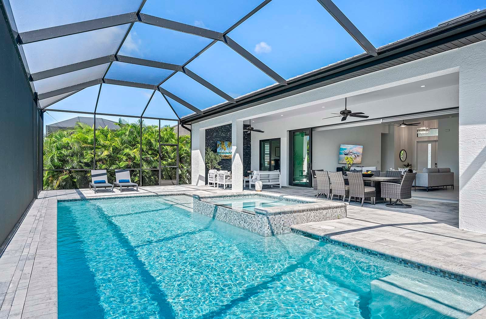 Salzwasser-Pool mit Spa/Whirlpool auf der Lanai mit Blick auf den Kanal.