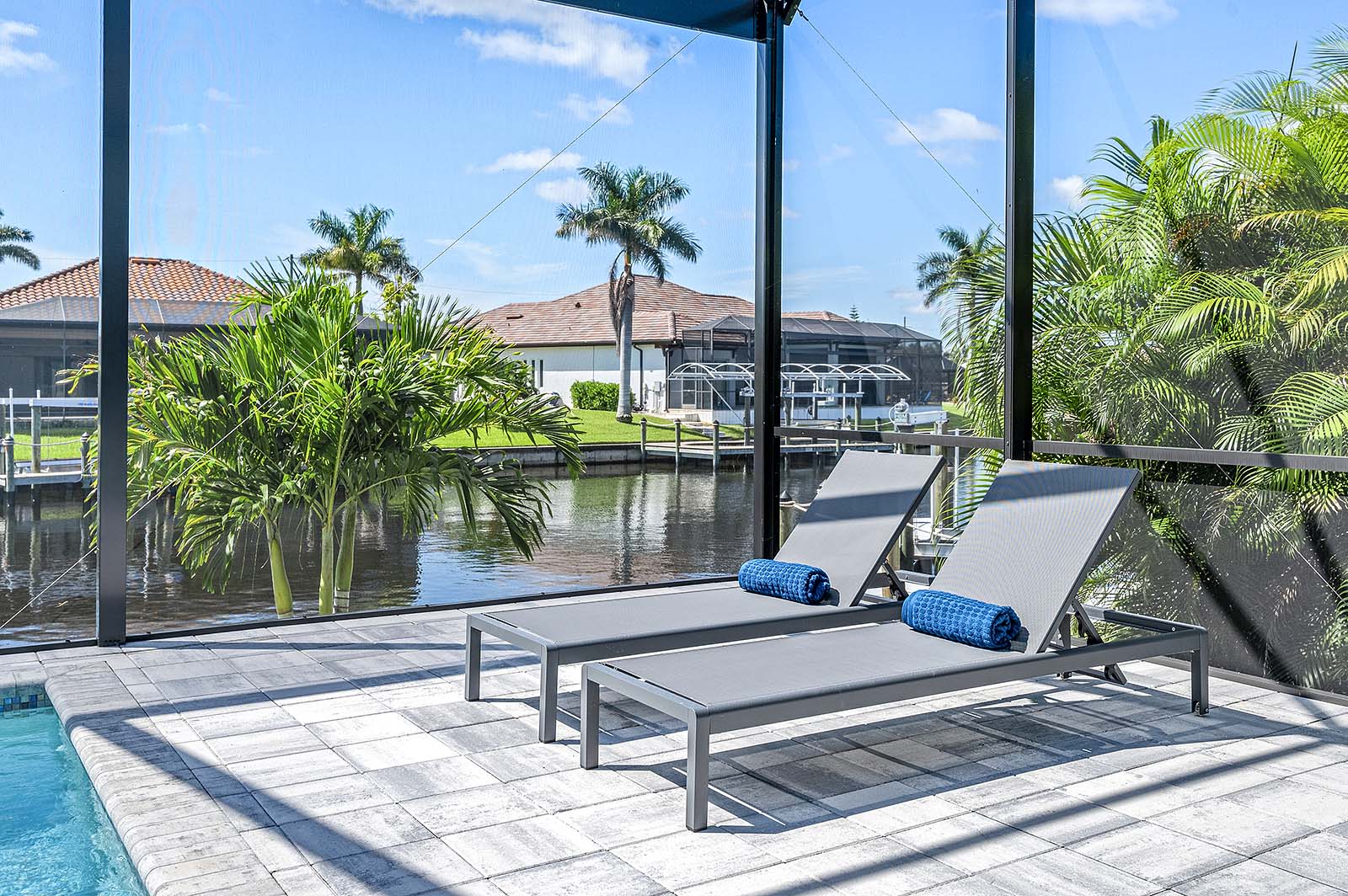 Außenbereich mit Salzwasser-Pool und Spa am Kanal mit Wasserblick.