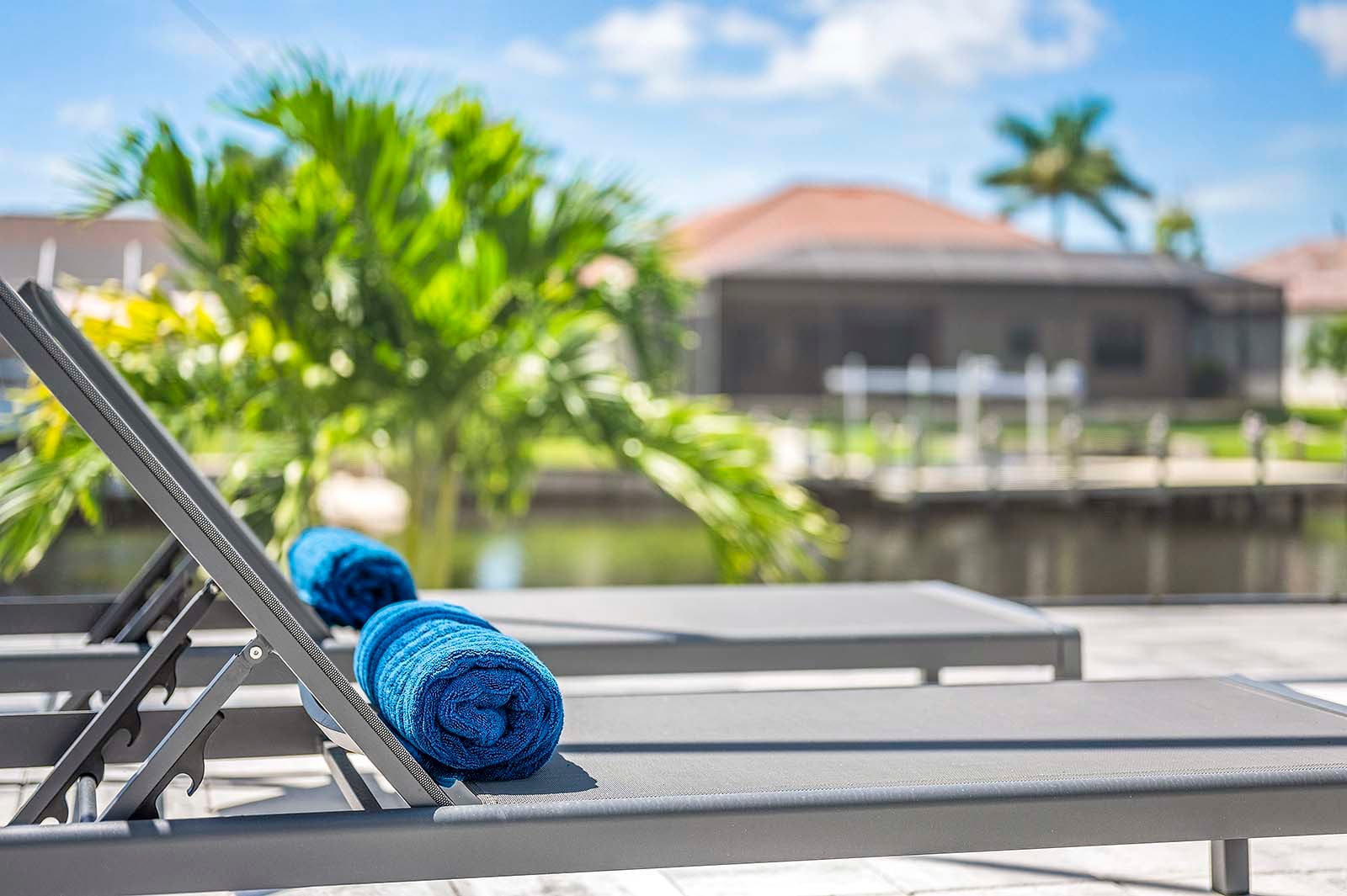 Sonnige Poolterrasse mit Salzwasser-Pool und Spa am Kanal.