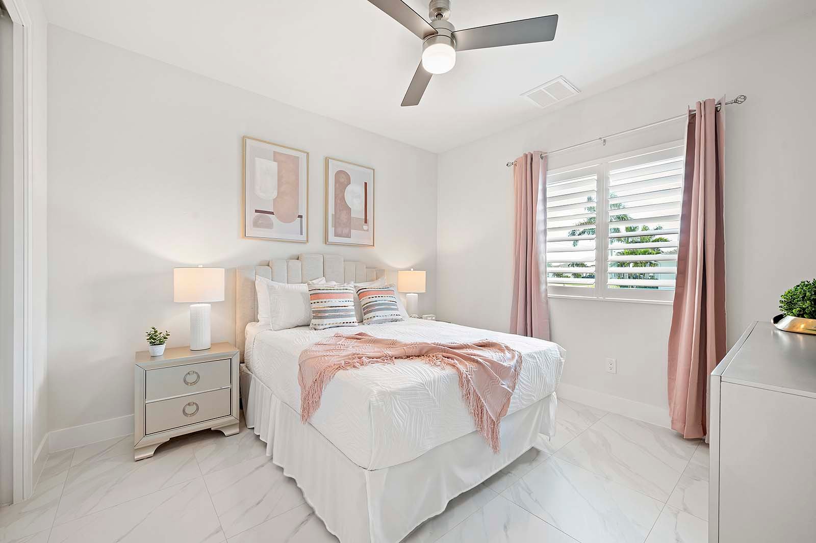 Salzwasser-Pool mit Spa und Sonnenliegen auf der Lanai am Kanal.