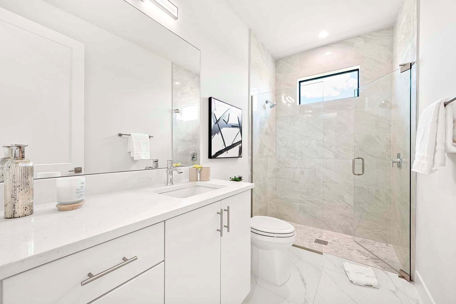 Sonnige Poolterrasse mit Salzwasser-Pool, Whirlpool und Blick auf den Kanal.