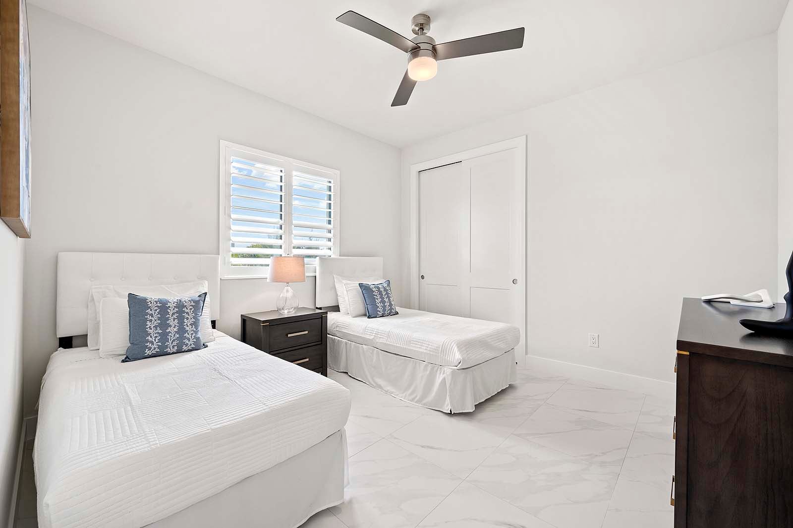 Salzwasser-Pool mit Spa und Sonnenliegen auf der Lanai am Kanal.