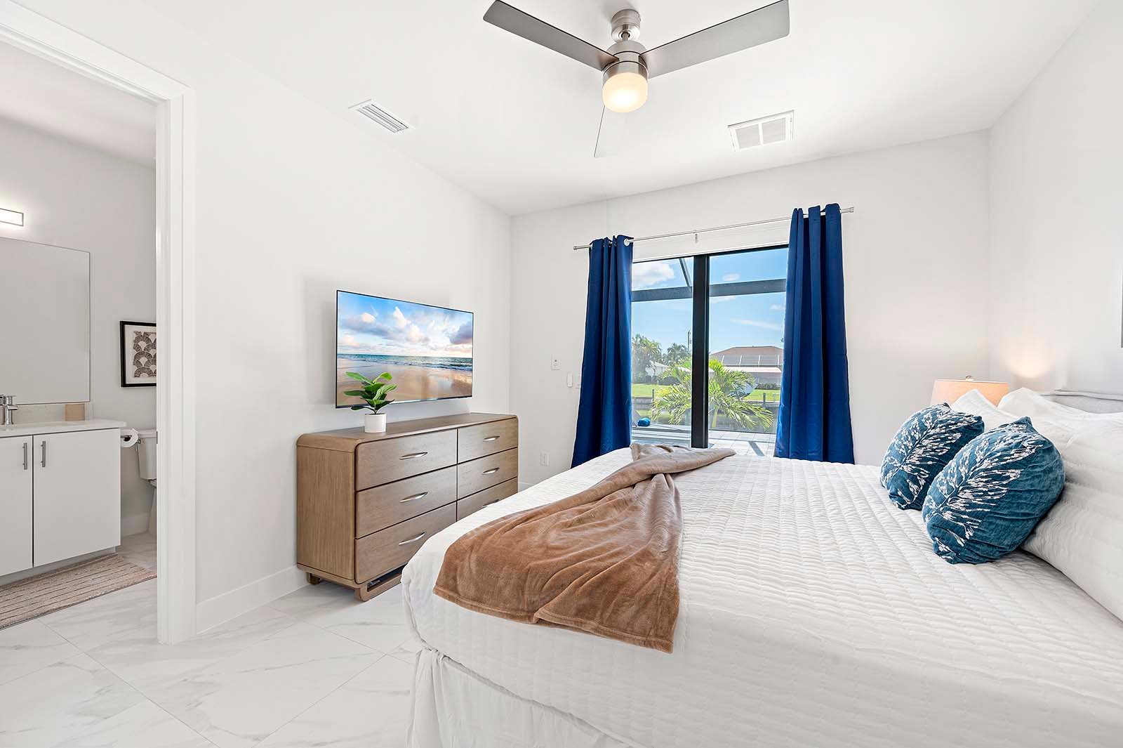 Salzwasser-Pool mit Spa und Sonnenliegen auf der Lanai mit Blick auf den Kanal.