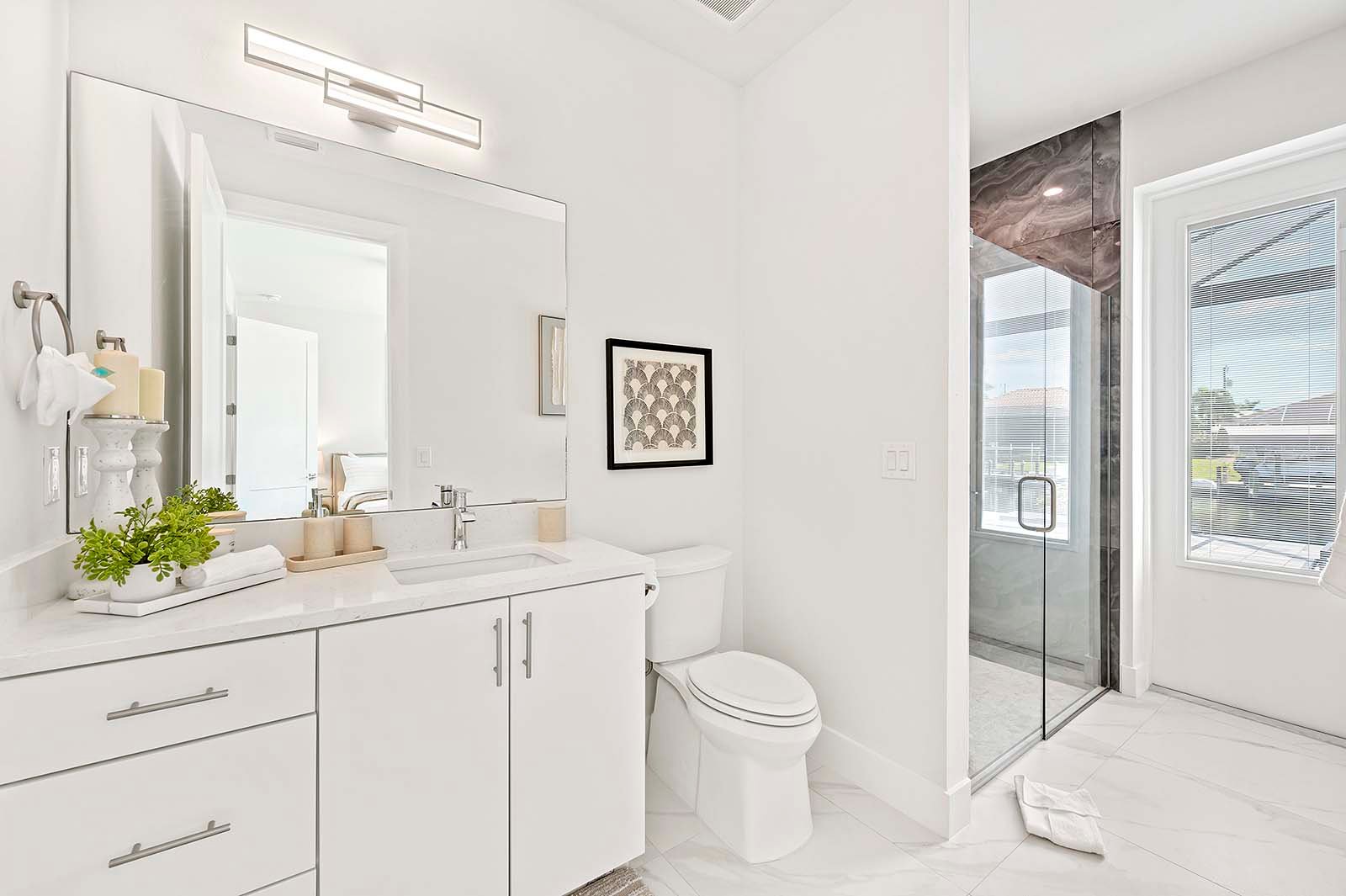 Sonnige Poolterrasse mit Salzwasser-Pool und Whirlpool am Kanal.