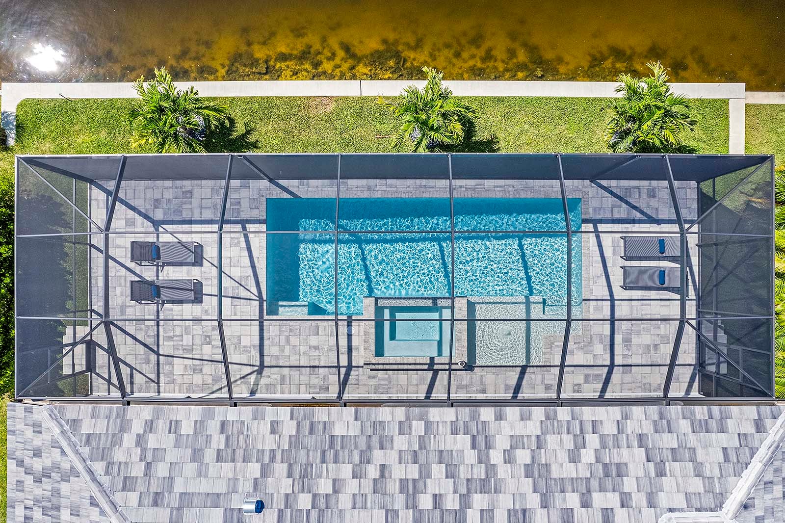 Salzwasser-Pool mit Spa und Blick auf den Kanal.