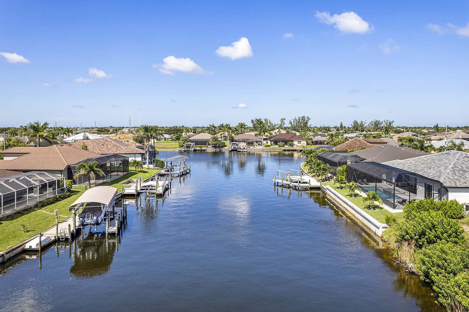 Sonnige Poolterrasse mit Salzwasser-Pool und Spa am Kanal.