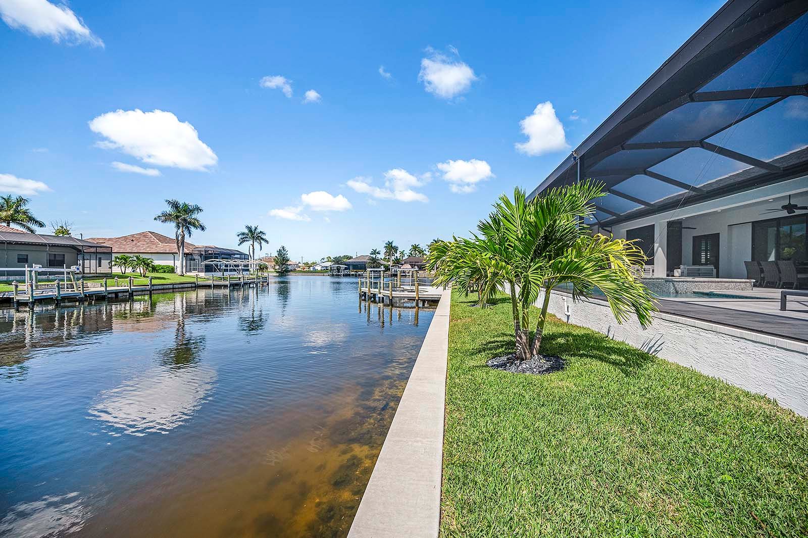 Salzwasser-Pool mit Spa und Sonnenliegen auf der Lanai am Kanal.