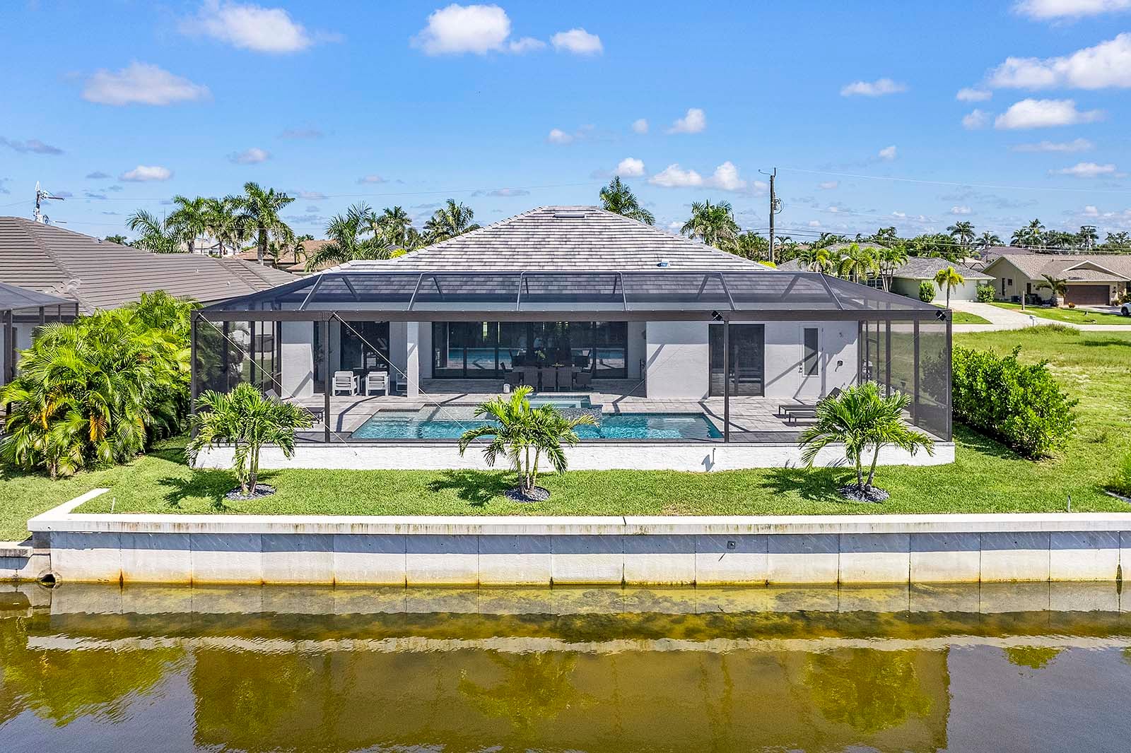 Außenbereich mit Salzwasser-Pool und Spa am Kanal mit Wasserblick.