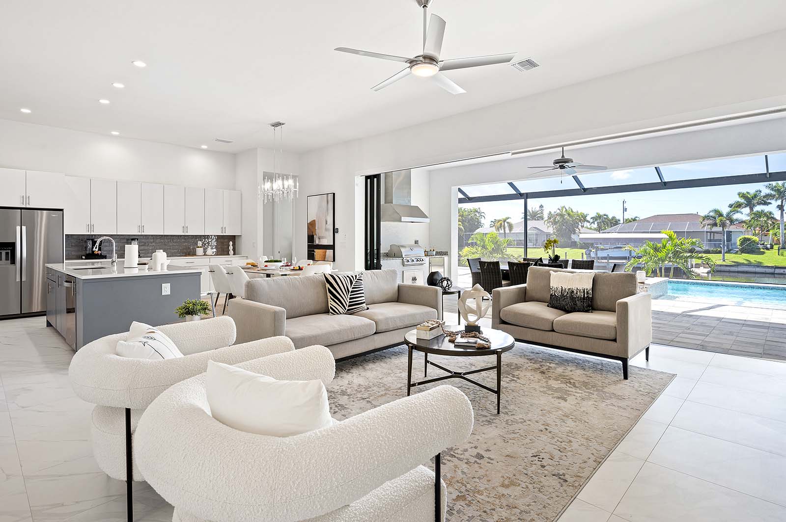 Salzwasser-Pool mit Spa und Sonnenliegen auf der Lanai am Kanal.