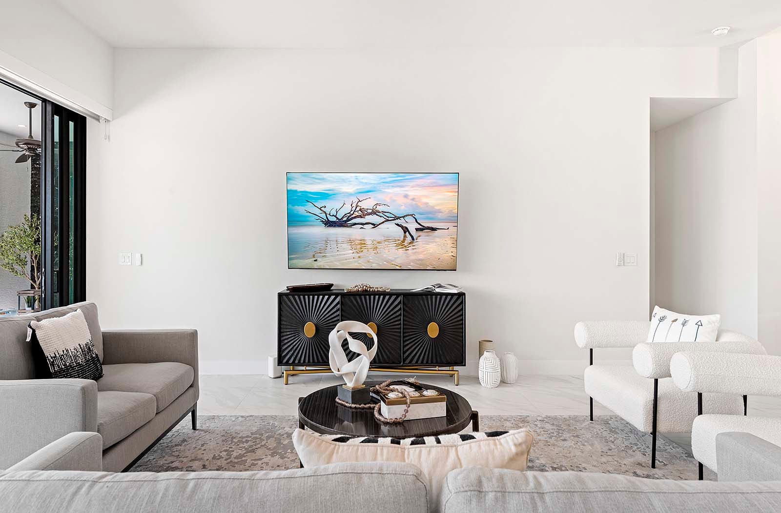 Salzwasser-Pool mit Spa und Blick auf den Kanal.