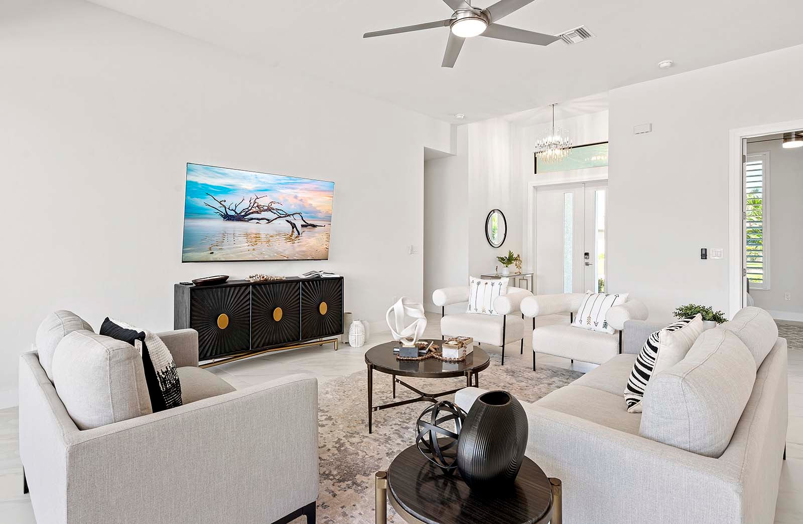 Salzwasser-Pool mit Spa und Sonnenliegen auf der Lanai mit Blick auf den Kanal.