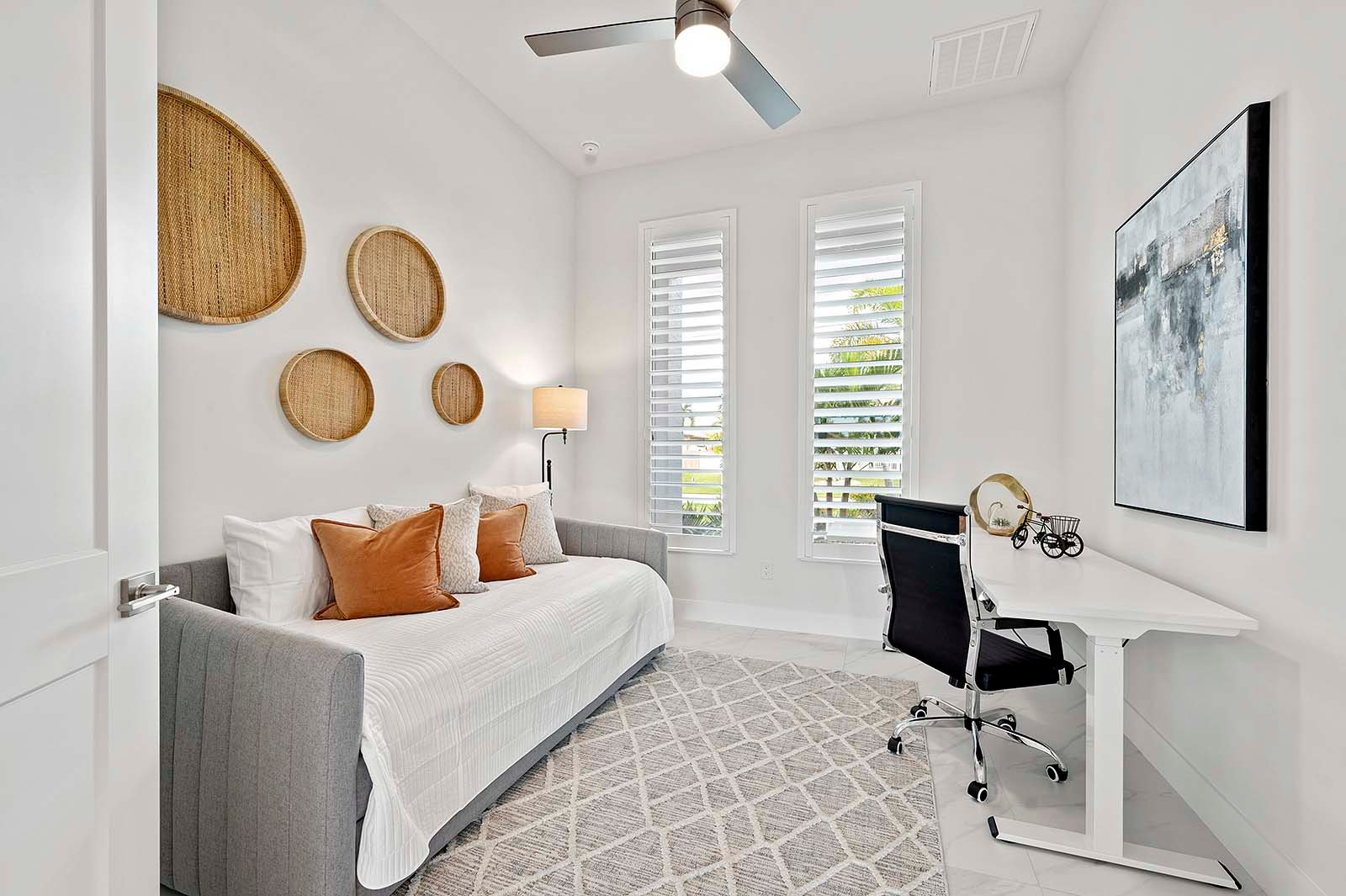 Salzwasser-Pool mit Whirlpool und Sonnenliegen auf der Lanai.