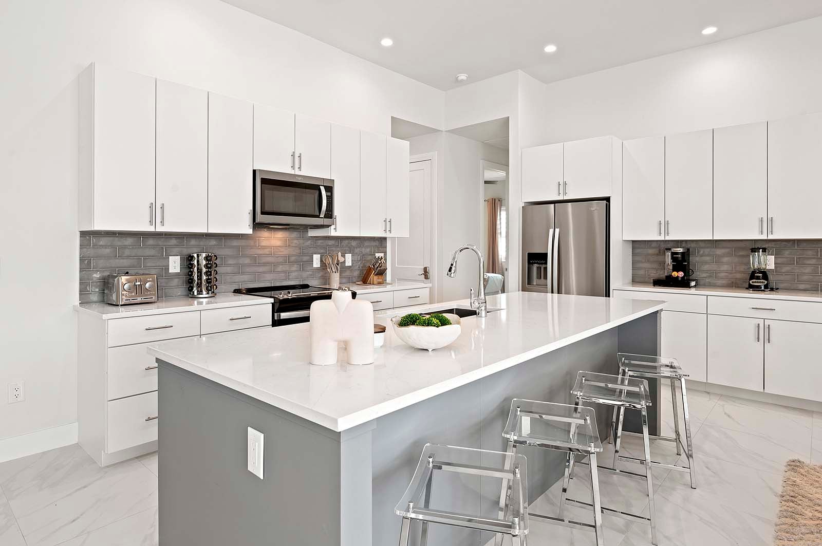 Salzwasser-Pool mit Whirlpool und Blick auf den Kanal.