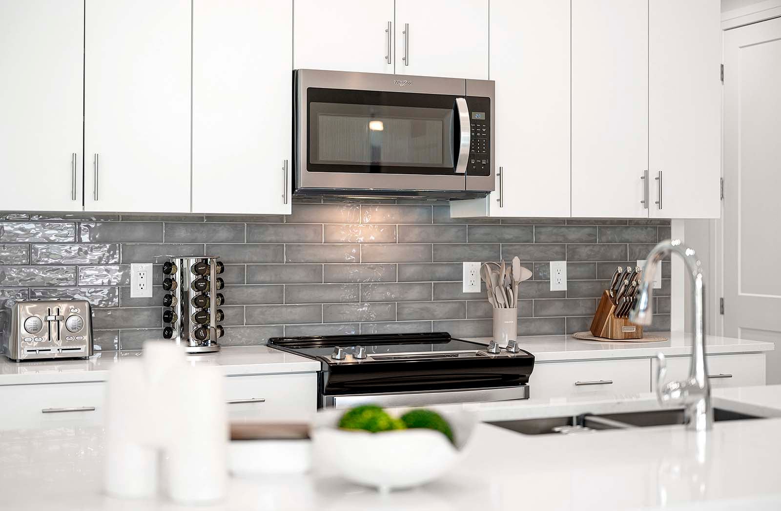 Salzwasser-Pool mit Spa auf der Lanai, Blick auf den Kanal.