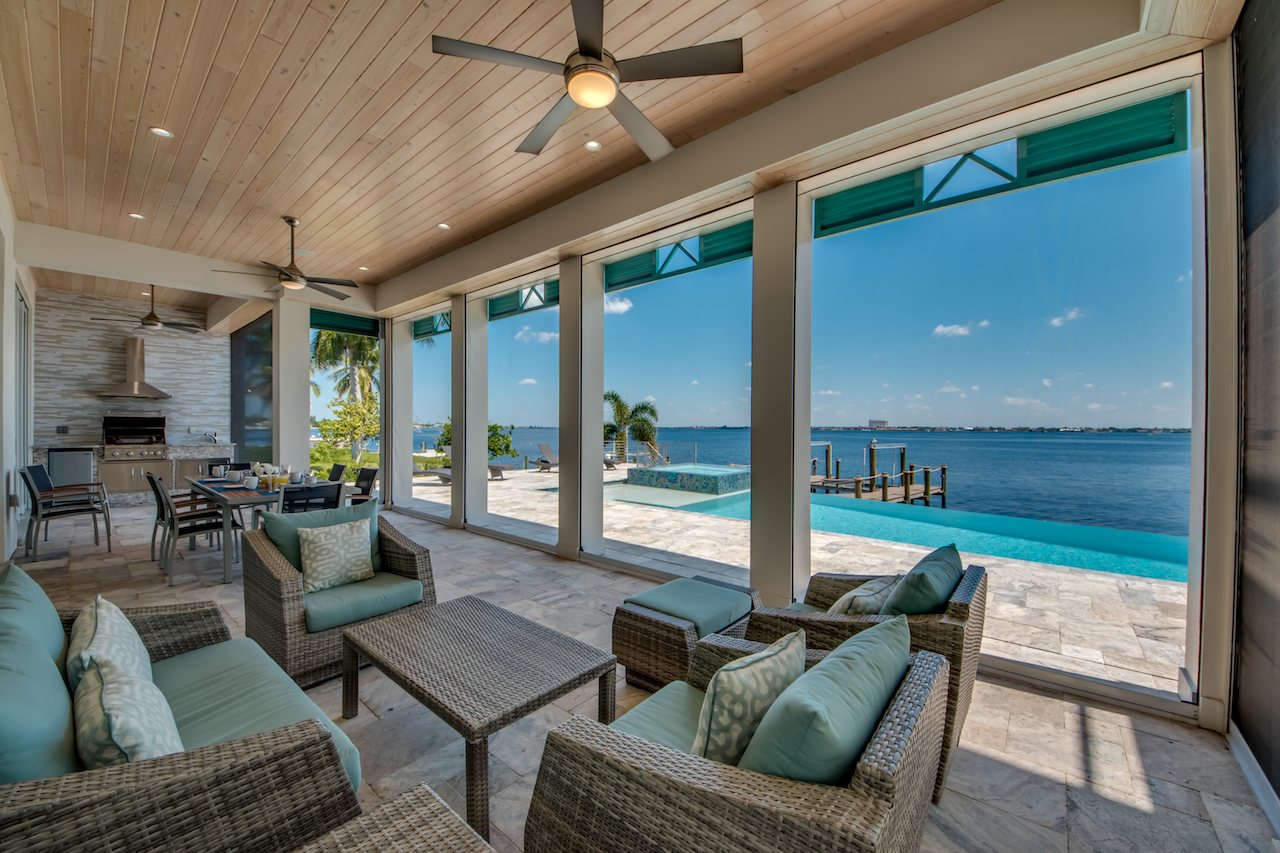 Überdachte Terrasse (Lanai) mit Sitzbereich