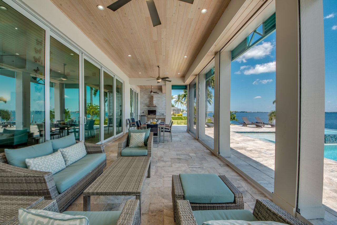Überdachte Terrasse (Lanai) mit Sitzbereich