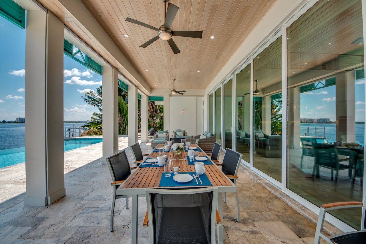 Überdachte Terrasse (Lanai) mit Sitzbereich
