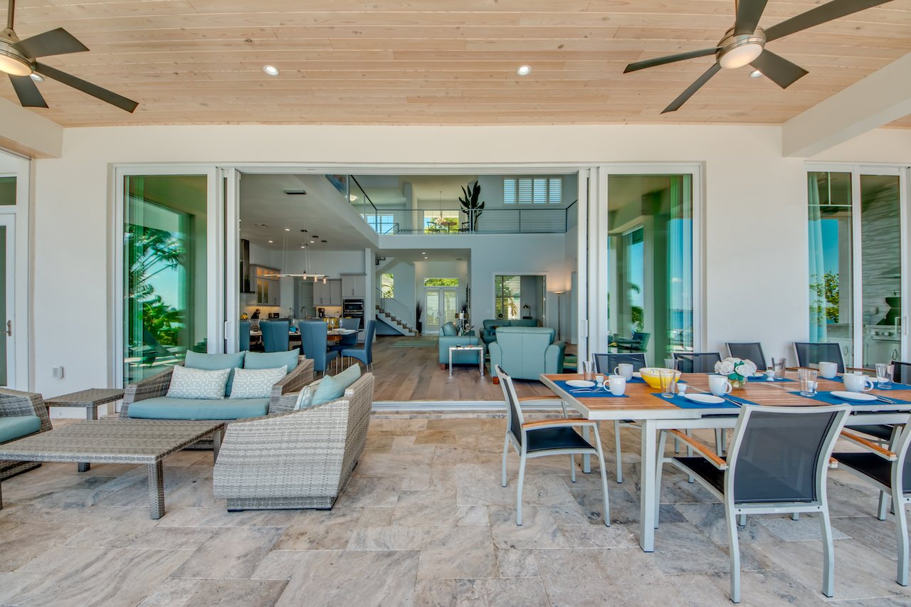 Überdachte Terrasse (Lanai) mit Sitzbereich