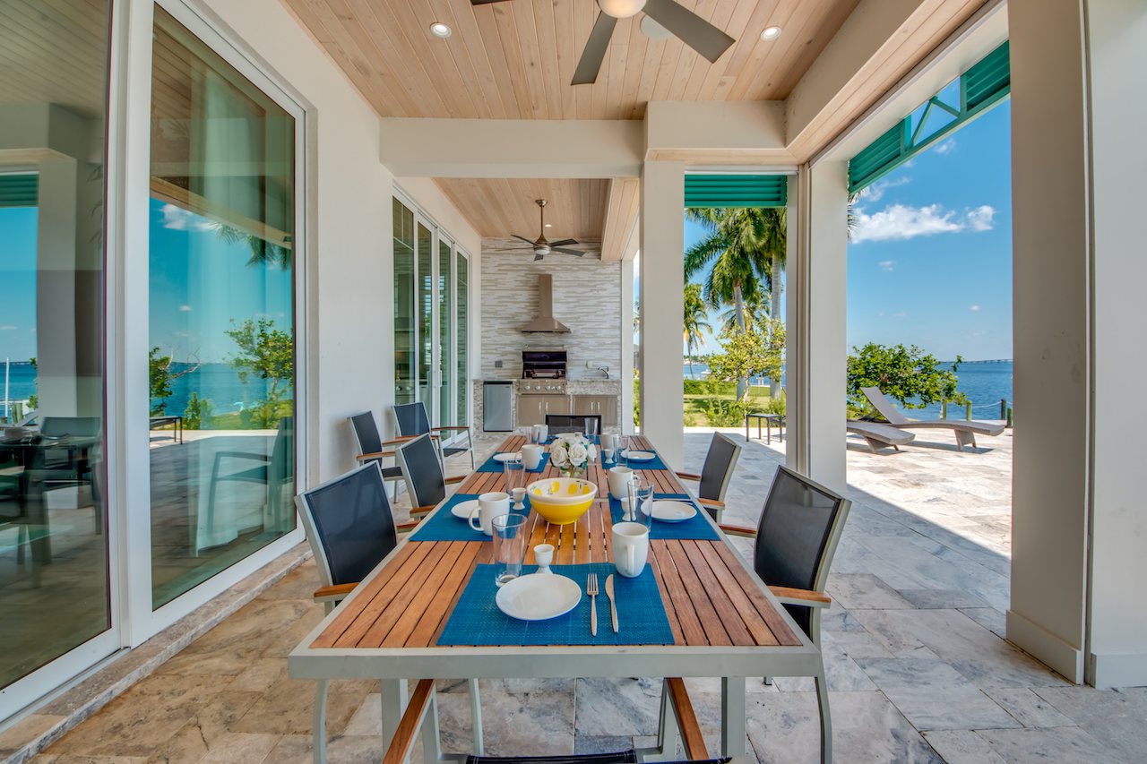 Überdachte Terrasse (Lanai) mit Sitzbereich