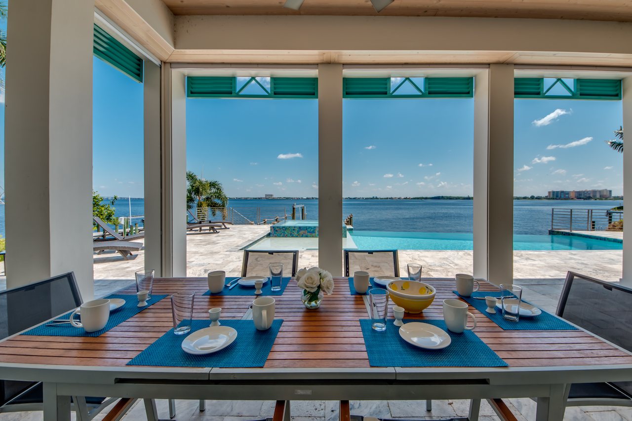 Überdachte Terrasse (Lanai) mit Sitzbereich