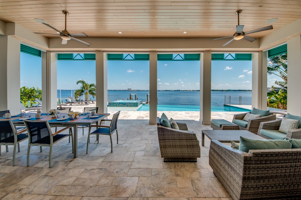 Überdachte Terrasse (Lanai) mit Sitzbereich