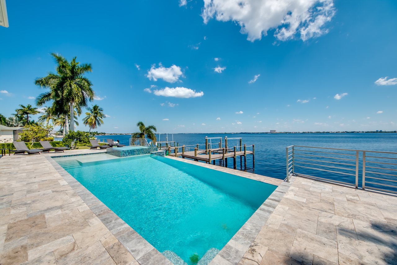 Pool mit Terrasse