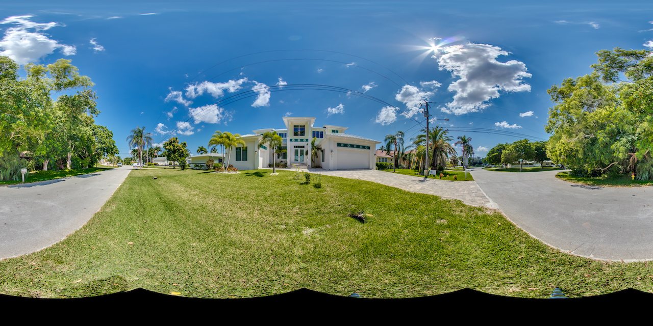 Panoramaansicht der Villa von vorne